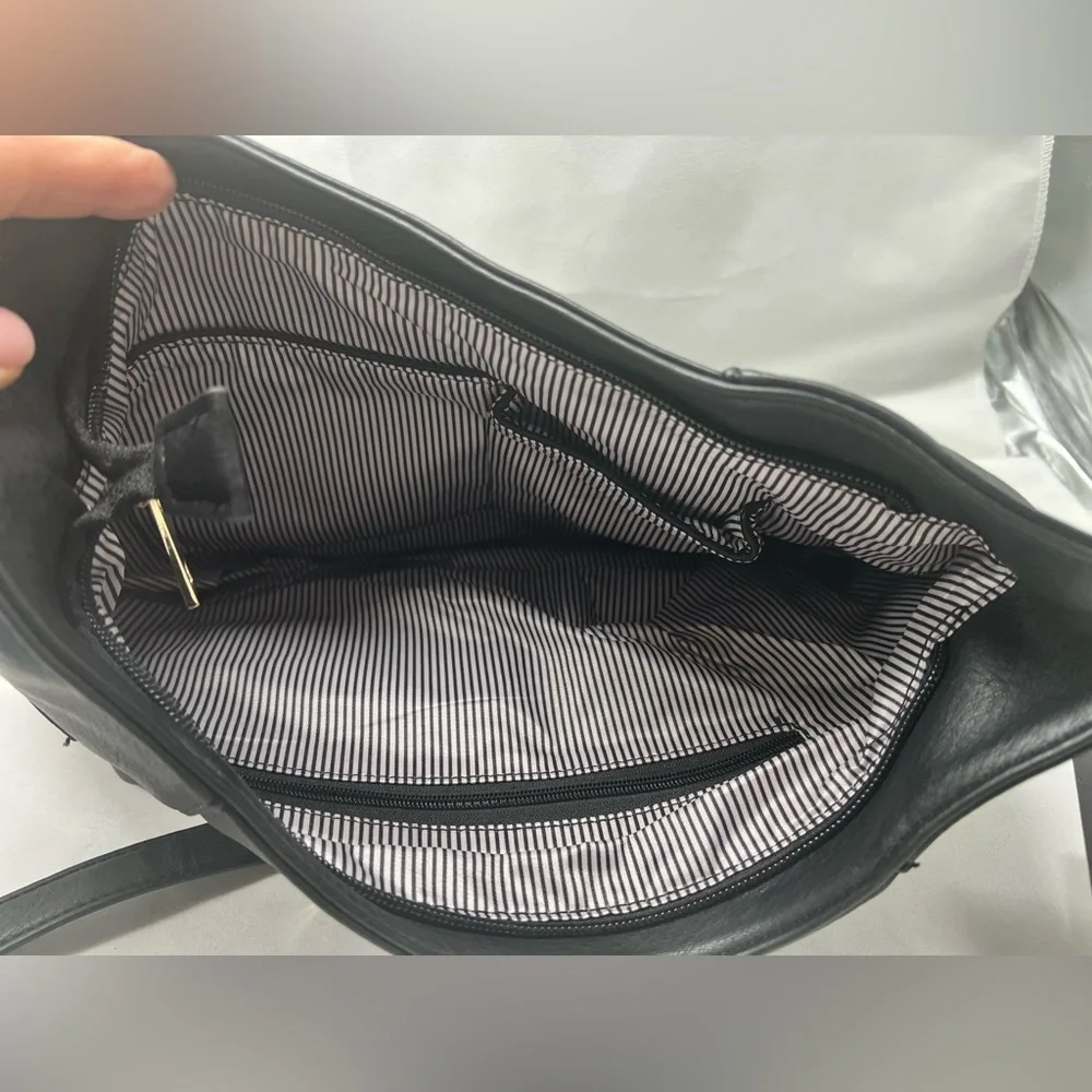 *DELUXITY LOS ANGELES* VEGAN LEATHER SOFT BLACK PURSE NWT (BP1)
